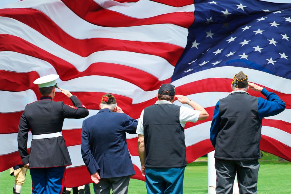 4 veterans saluting the flag